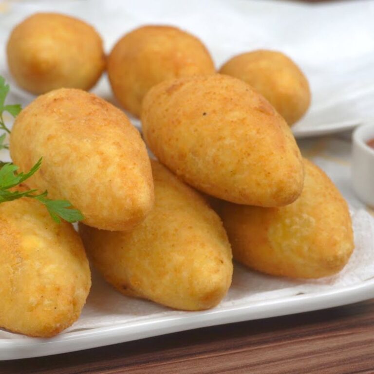 Bolinho de Mandioca Recheado com Tofu Defumado